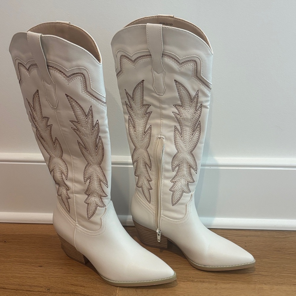 Women's Western Heeled Boots - Picture 9 of 10